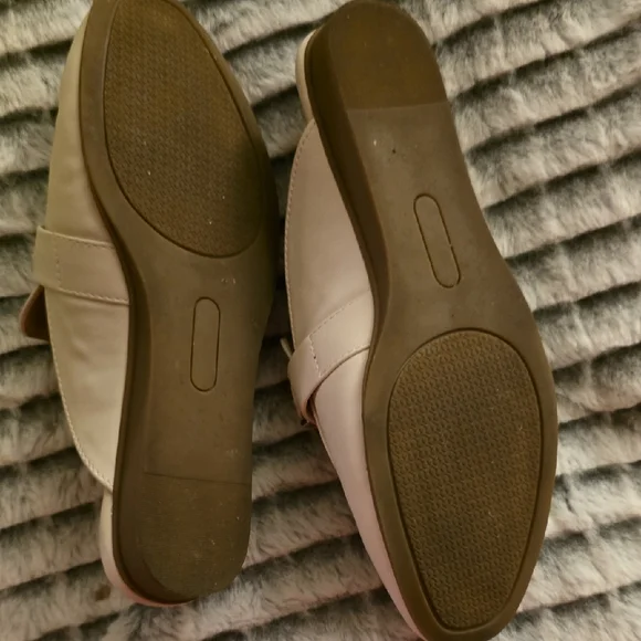 Kim Rogers White Mules with Chain Accent - Picture 3 of 7